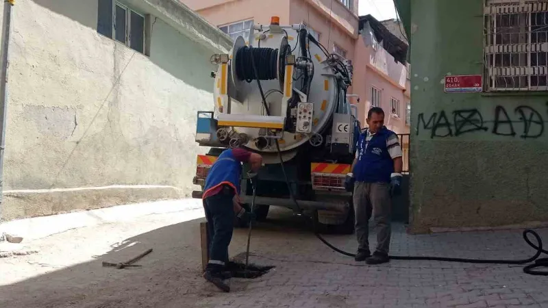 Belediye ekipleri atıklar nedeniyle tıkanan kanalları temizliyor
