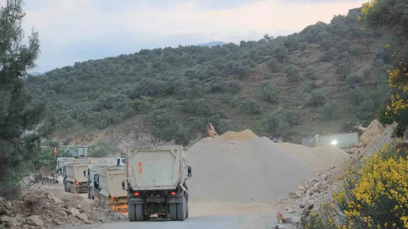 Böyle duyarsızlık görülmedi, yolun ortasına şantiye kurdular