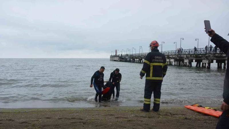 Ordu’da bunalıma giren genç iskeleden denize atladı