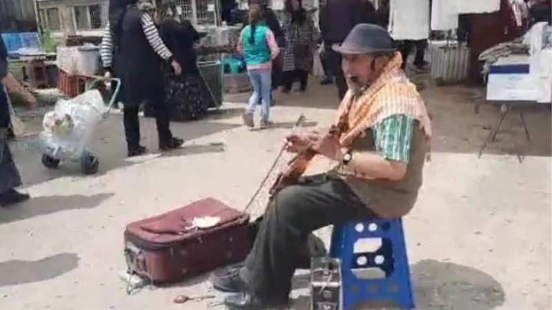 Dinar’ın tek sokak müzisyeni geçimini şarkı, türkü söyleyerek sağlıyor