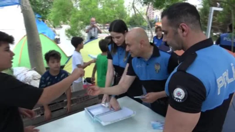 Polis deprem çocuklarıyla futbol oynadı