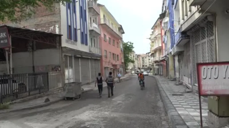 "Hasarlı bina çöktü" ihbarı polisi alarma geçirdi