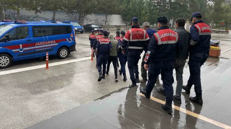 22 bin liralık kablo çalan şüpheliler jandarma ekiplerince yakalandı