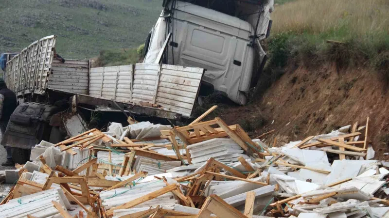 250 bin TL’lik mermer kazada yola savrulup kullanılamaz hale geldi