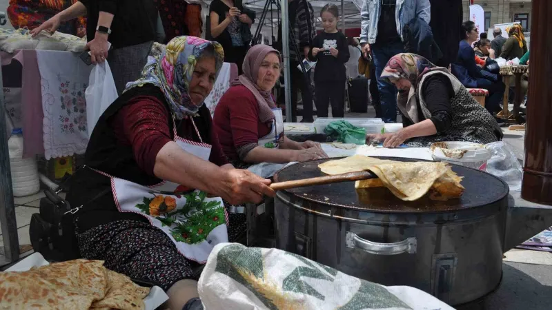 Vilayet Meydanı’nda gözleme yaptılar