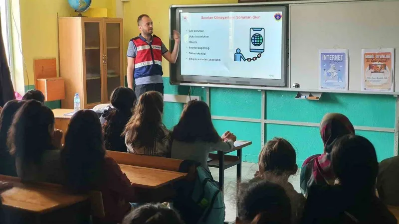 Burdur’da öğrencilere uyuşturucu ve siber suçlarla mücadele eğitimi verildi