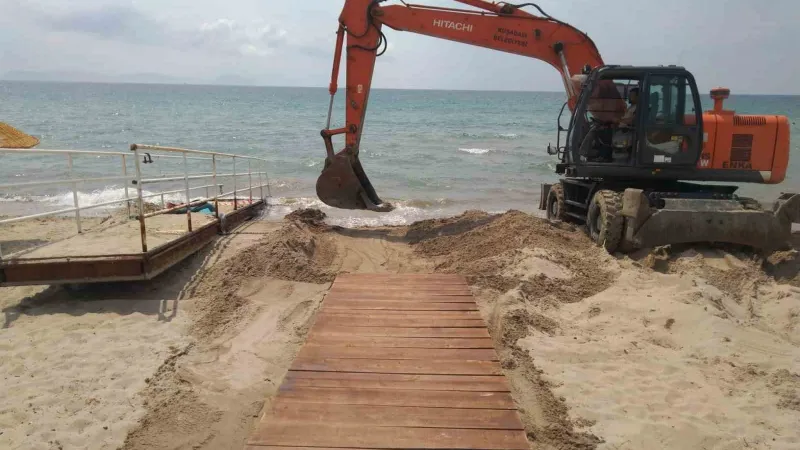 Kuşadası Belediyesi, denizde de engelleri kaldırıyor