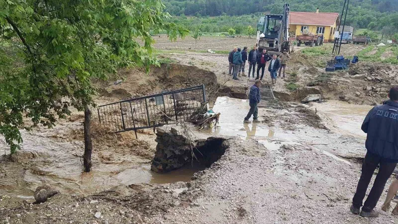 Şaphane’de selden zarar gören köylerde hasar tespit çalışmaları