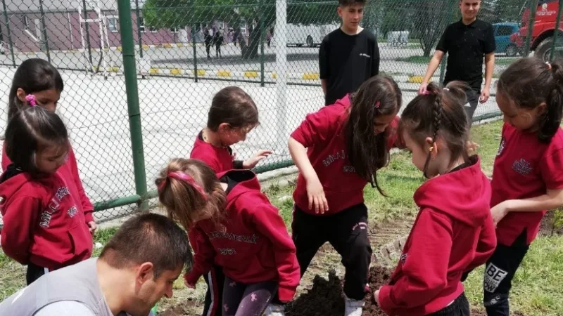 Tavşanlı’da öğrenciler sağlıklı gelecek adına fidan dikti