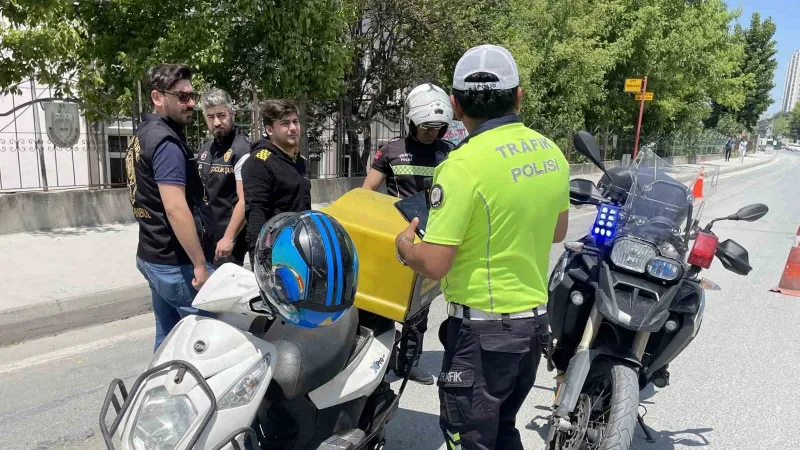 Uygulamadan kaçarken yakalanan sürücü, “Ehliyetim yanımda yoktu, döndüm, polis abi Allah razı olsun beni yakaladı”