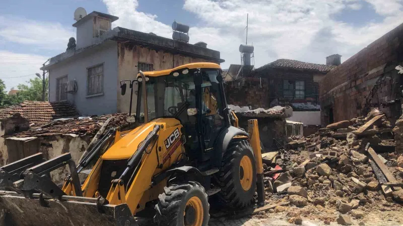 Balbey Mahallesi’nde metruk yapılar yıkıldı