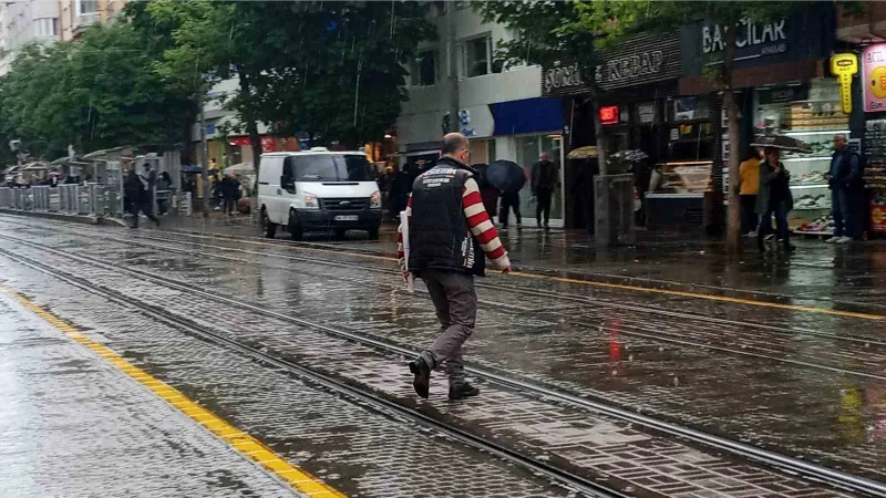 Aniden bastıran yağmurdan nasıl kaçacaklarını bilemediler