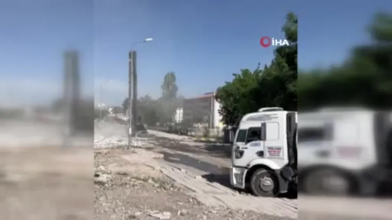 Elazığ’da ağır hasarlı bina, tek dokunuşla yerle bir oldu