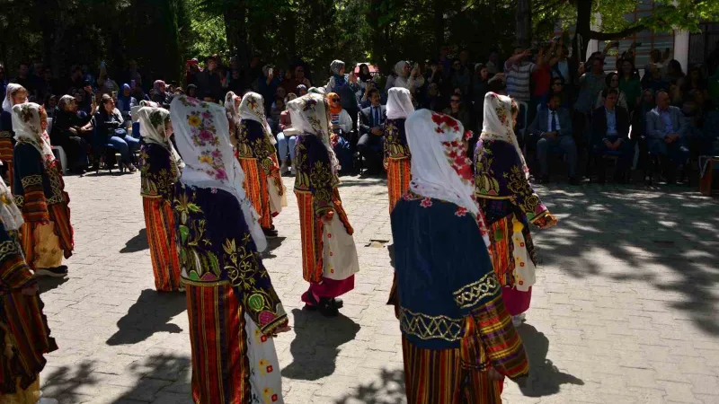 Gediz’de Halk Eğitim Merkezinin yıl sonu sergisi açıldı