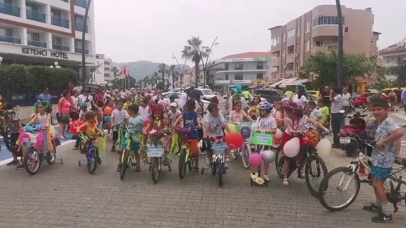 Marmarisli öğrenciler doğa için pedal çevirip dans etti