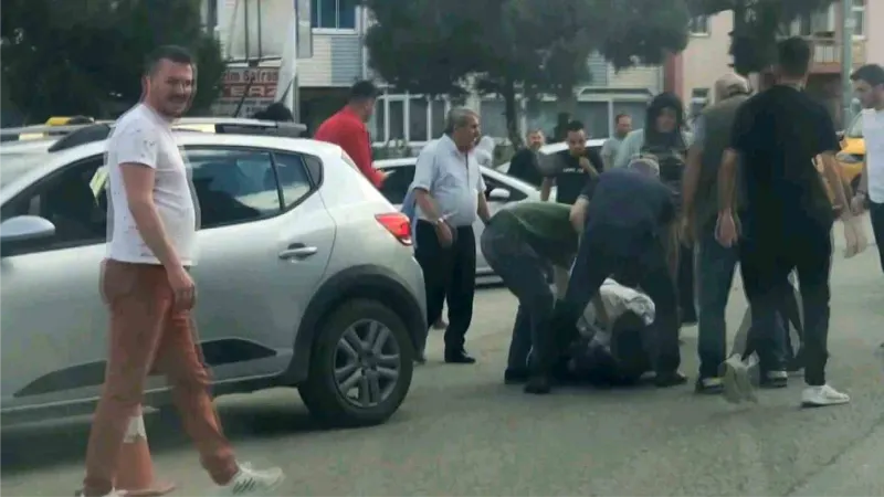 Yol ortasındaki taksi sürücüsü ve vatandaşın kavgası kameraya yansıdı