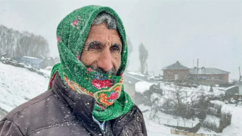 Yaylaya çıkarılan keçi ve koyunlar yağan karla yeniden ağıllara getirildi