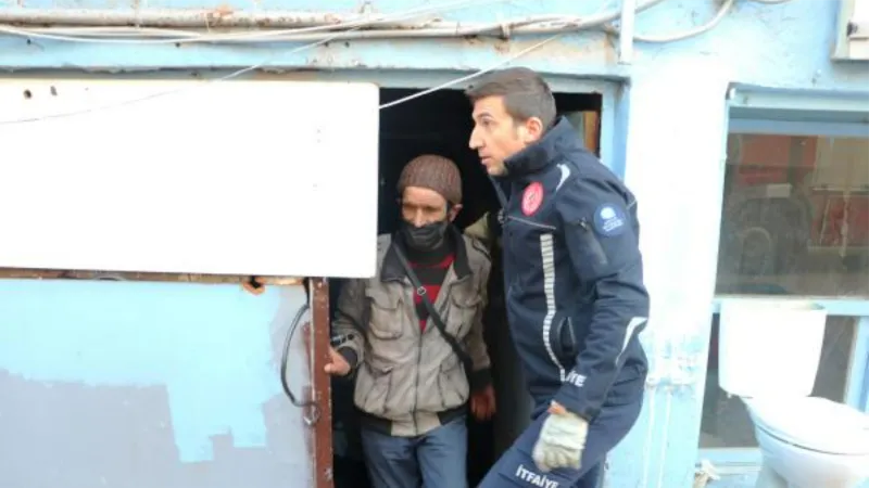 Depoda mahsur kaldı, itfaiye kurtardı