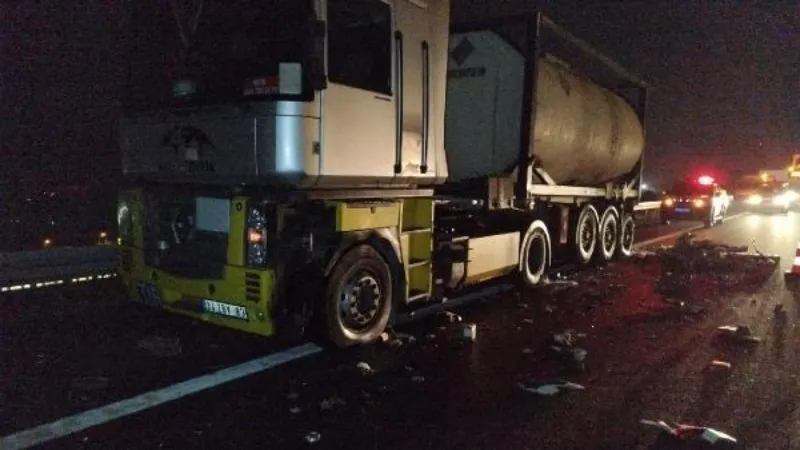 Tankeri emniyet şeridine çeken şoföre kamyon çarptı: 1 ölü, 1 yaralı