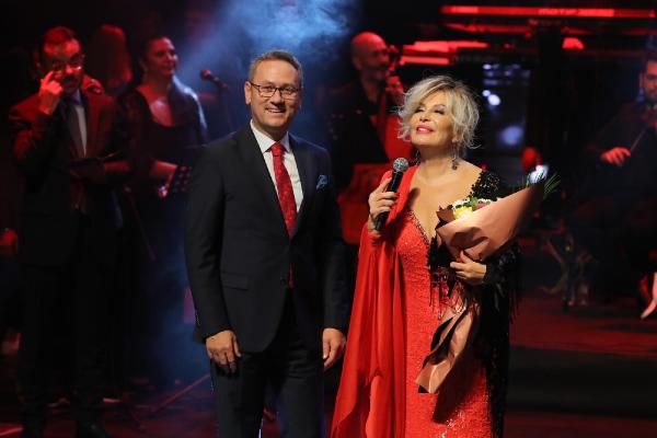 Başakşehir'de yeni kültür sanat sezonu Emel Sayın konseriyle başladı
