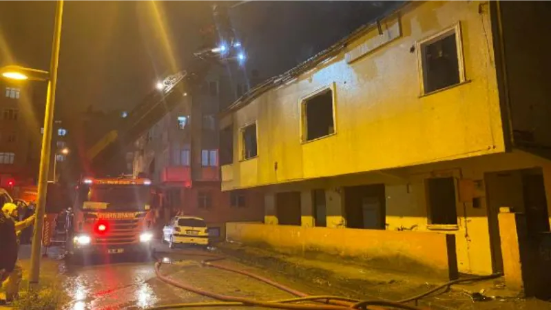 Güngören’de metruk binanın çatısı alev alev yandı
