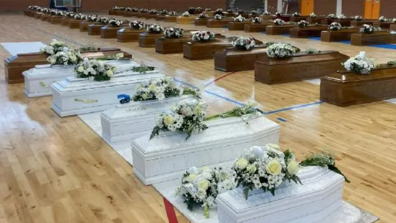 İtalya’da göçmenlerin tabutlarıyla dolan spor salonu, cenaze salonuna dönüştü