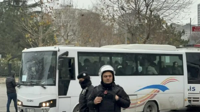 Kadıköy'de toplanan gruba polis müdahalesi: 70 gözaltı