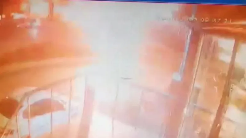 Arnavutköy'de kauçuk fabrikası alev alev yandı;patlama ile başlayan yangın kamerada