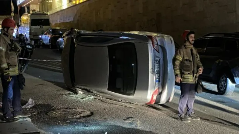 Şişli'de park halindeki araca çarpan otomobil yan yattı