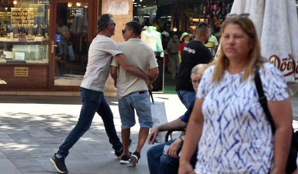 Turistleri kandıran imitasyon parfüm satıcılarına operasyon