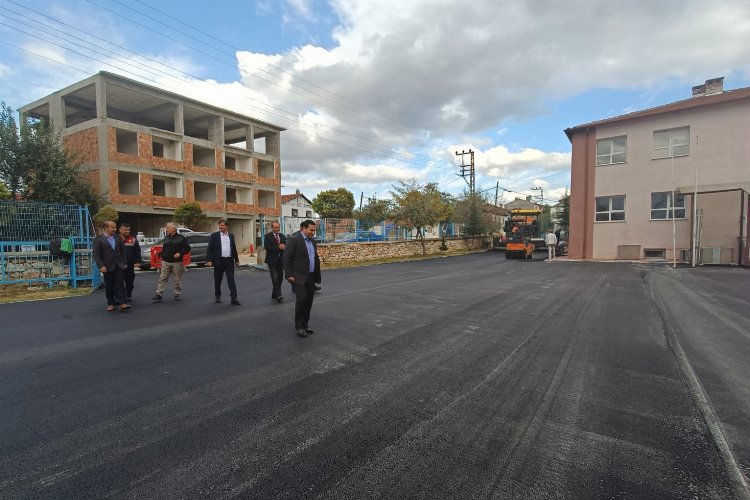 Bilecik Pazaryeri'nde okul bahçelerine asfaltlama