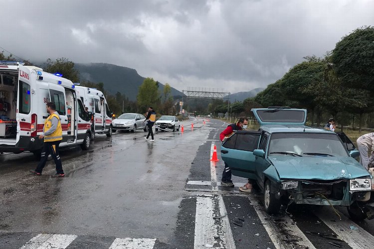 Bilecik'te 2 dakika arayla aynı kavşakta trafik kazası 5 yaralı