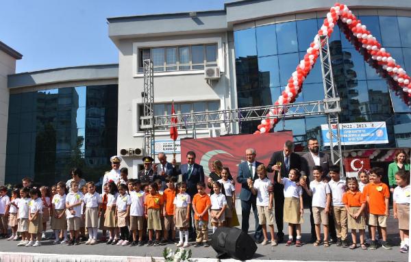 İzmir'de 'ilk gün' heyecanı; 738 bin 273 öğrenci dersbaşı yaptı