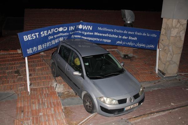 Aydın'da otomobil restoranın çatısına uçtu