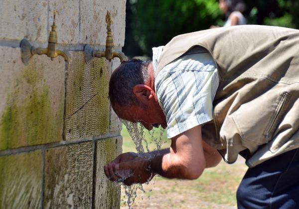 Adana’da termometreler 42 dereceyi gösterdi; vatandaşlar parklara akın etti