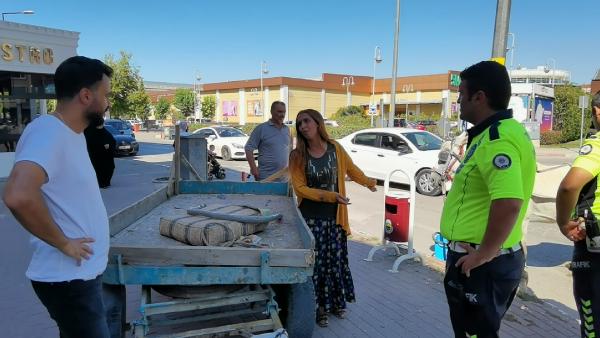 Sahibinin elinden kaçan arabaya koşulu at, otomobile zarar verdi
