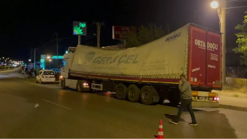 Adıyaman’da nar yüklü tır virajı alamayınca devrildi.