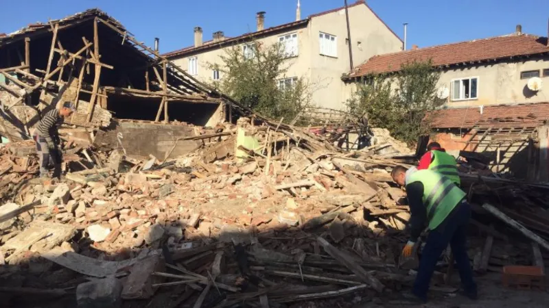 Bilecik Pazaryeri'nde metruk binalara yıkım