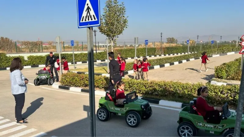 Manisa'da minikler trafiği eğlenerek öğreniyor