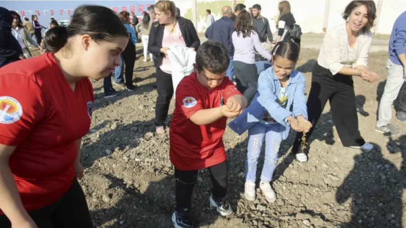 Özel gereksinimi olan çocuklar buğday tohumu ekti