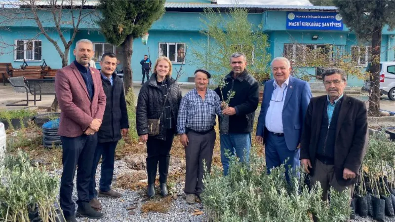 Manisa'nın ilçelerinde fidanlar teslim ediliyor