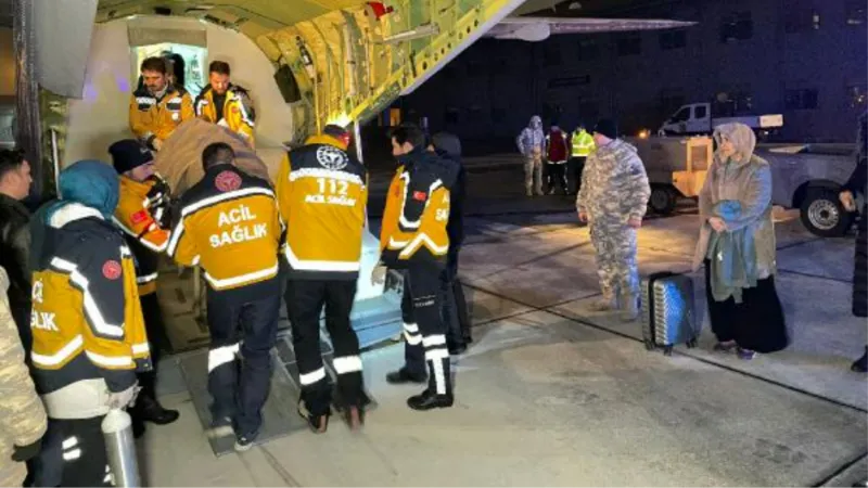 Depremde yaralanan 6 kişi ambulans uçakla İstanbul'a getirildi