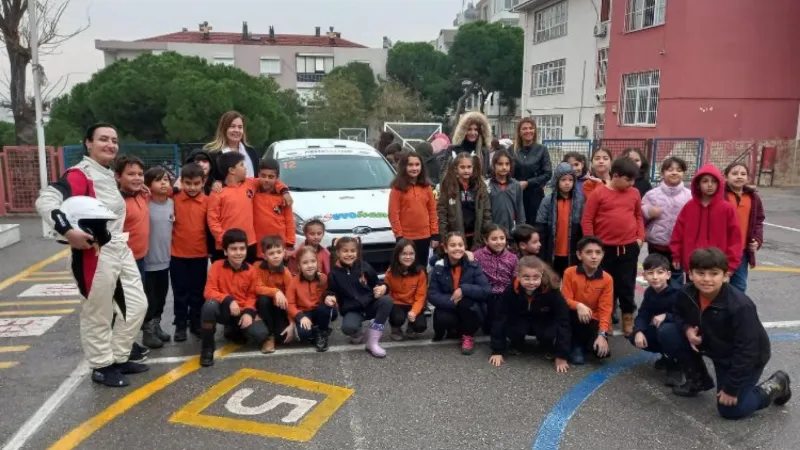 İzmir'de rallicilerden öğrencilere trafik eğitimi