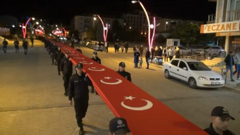Cumhuriyetin 99'uncu yılında 1000 metre uzunluğundaki Türk bayrağıyla yürüdüler