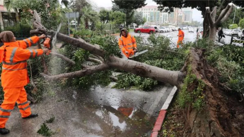 Antalya'da yağmur ve fırtına, hayatı durma noktasına getirdi