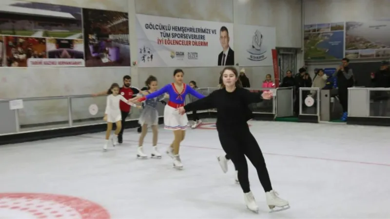 Kocaeli Gölcük'te buz pisti bakım sonrası yeniden hizmette