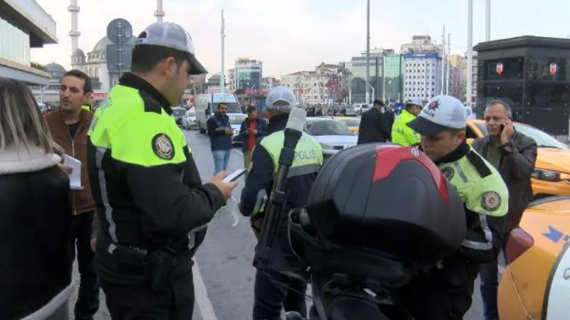 Beyoğlu'nda aracı trafikten men edilen taksici polisle tartıştı