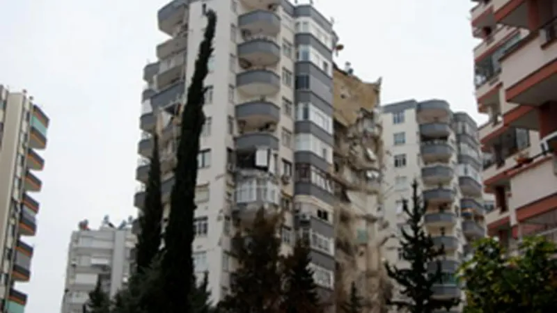 Adana'da ağır hasar alan Ayas Apartmanı’nda kontrollü yıkım başladı