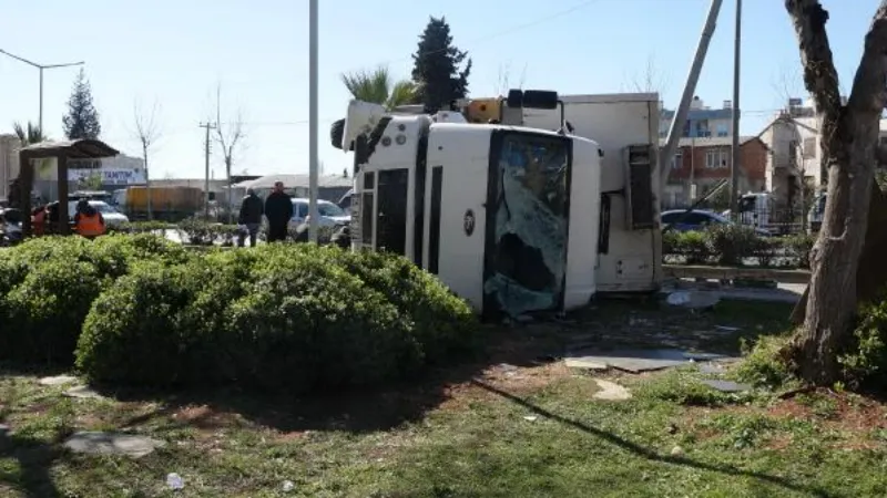 Antalya'da sebze meyve yüklü TIR devrildi