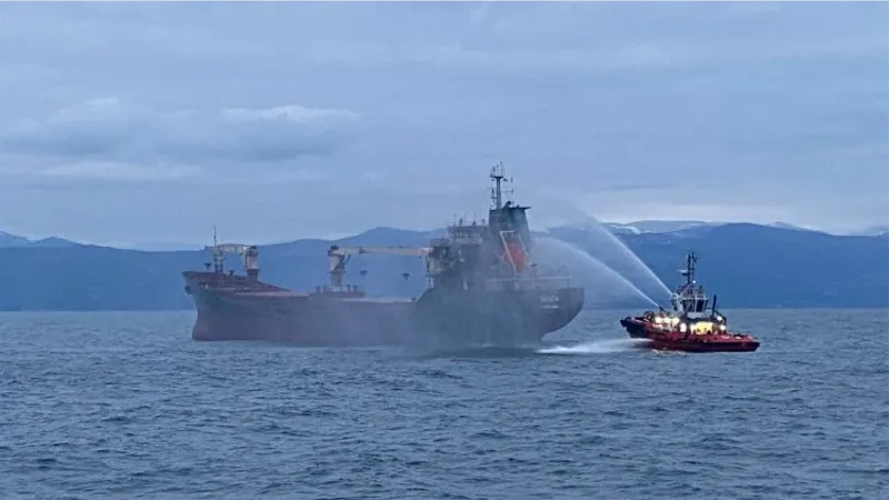 Sinop'ta yanan gemi Gerze'ye ulaştı.. Kayıp bir mürettebat aranıyor